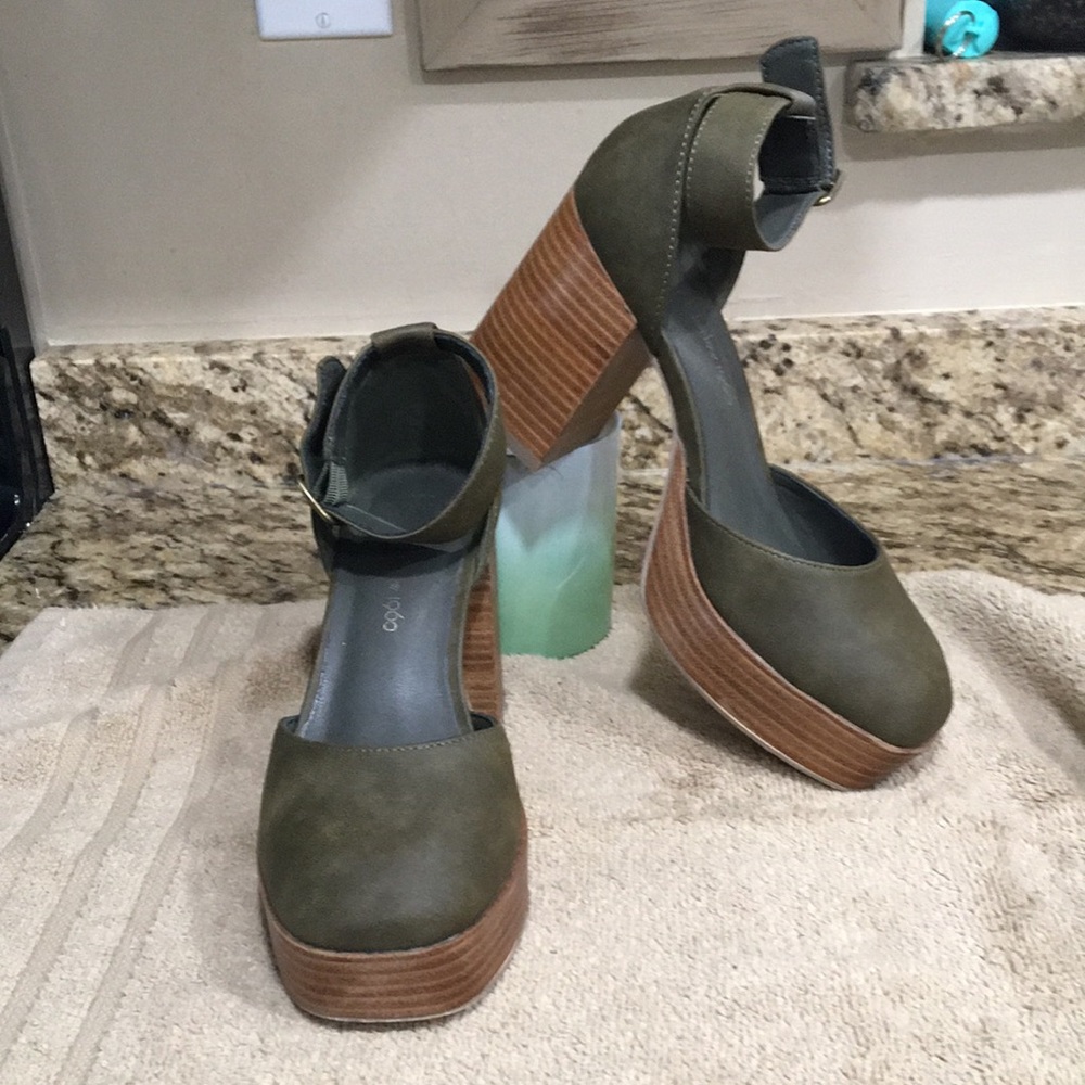 House of Harlow 1960 Olive Green Platform Ankle-Strap Heels Boho Chic Luxury 7.5